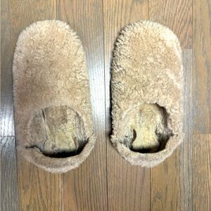 Jenni Kayne small shearling slippers in Smoke